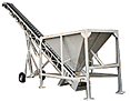 Mobile conveyor for loose materials