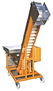 Mobile conveyor with cleated belt for machine feeding