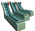 Angular conveyor for machine feeding and discharging