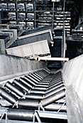 Conveyor with triaxially arranged support pulleys